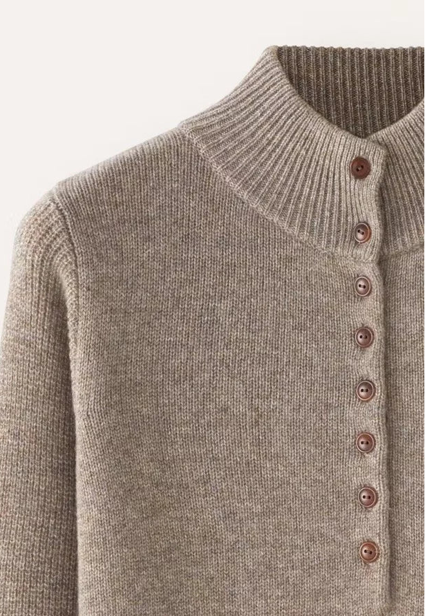 Acht-Knopf-Pullover